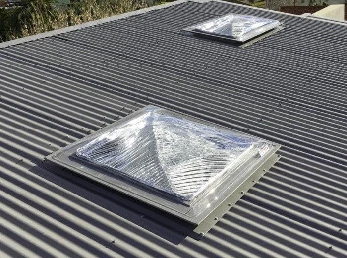 installation de toiture en tôles avec skydome
